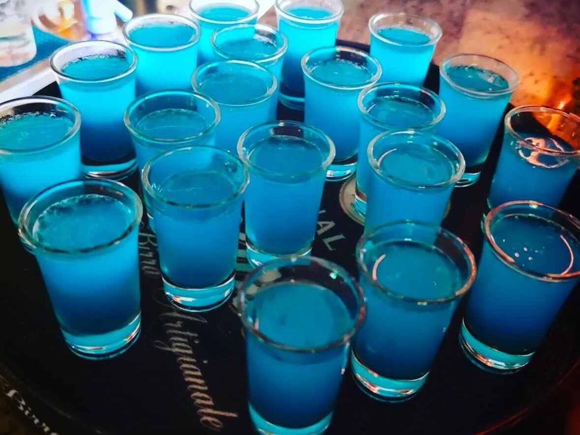 Vassoio di shot colorati pronti per un brindisi di gruppo
