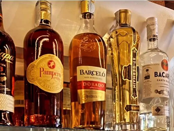 Selezione di distillati e liquori sul retrobanco del bar